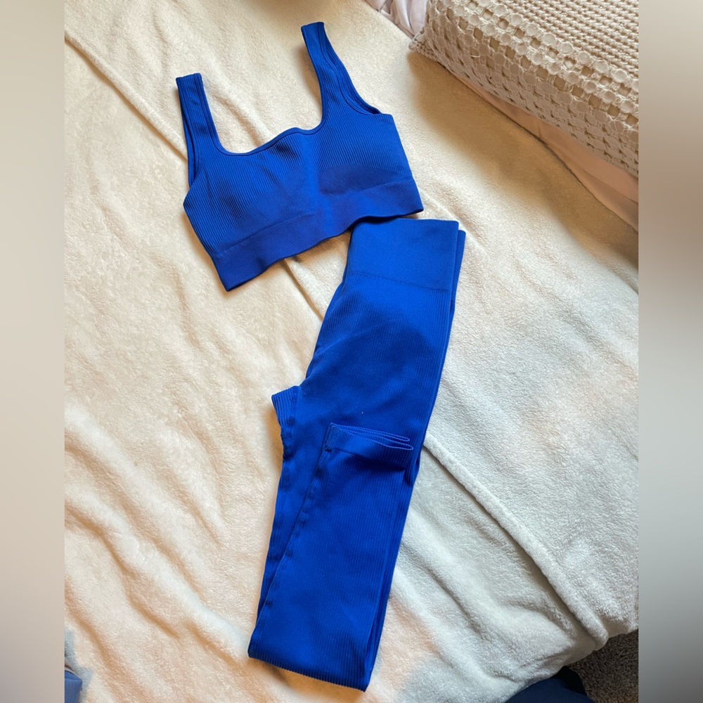 I don't use it anymore and it's in good condition. Gym set, size M, color: blue